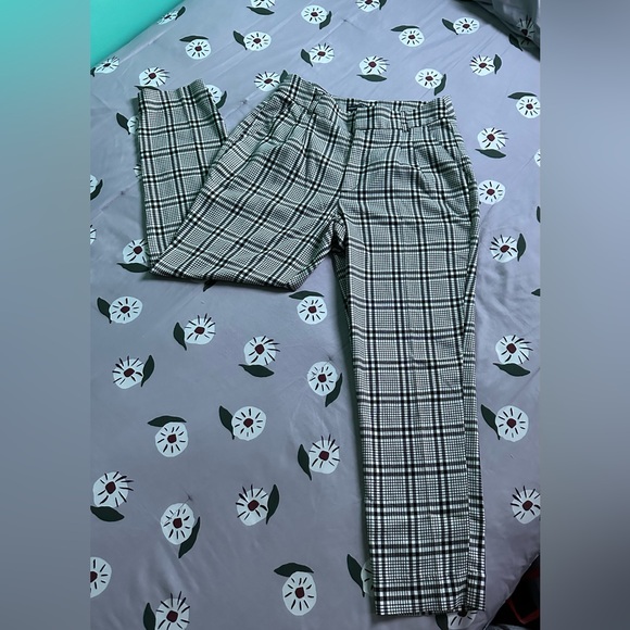 Abercrombie & Fitch Black & White Plaid Pants - Picture 9 of 12